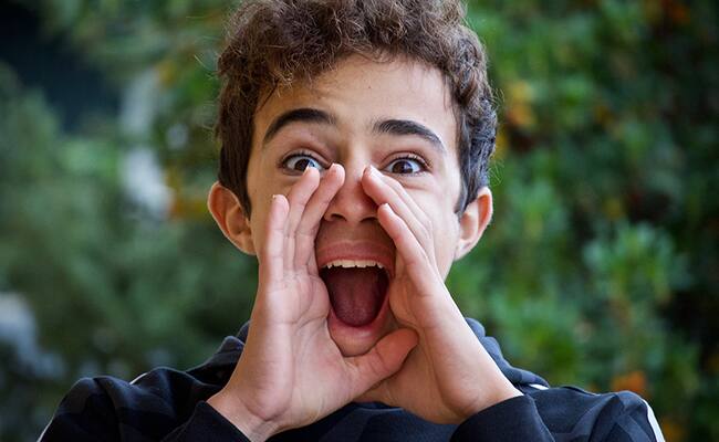 beyaz dişlerini gösteren çocuk