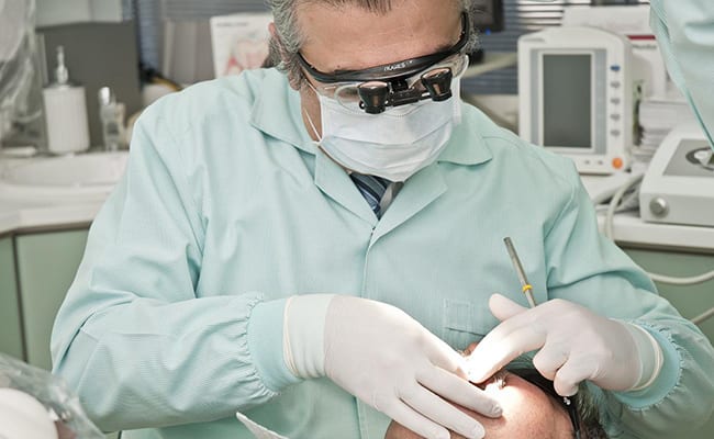 Diş hekimi diş prosedürünü gerçekleştiriyor