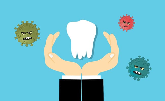 Bakterilerden korumak için dişi tutan el