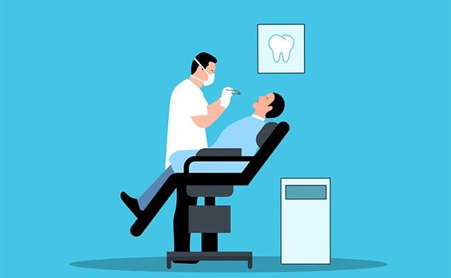 Bir hastaya tedavi uygulayan dişçi