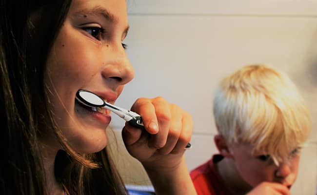 Dişlerini fırçalayan çocuklar