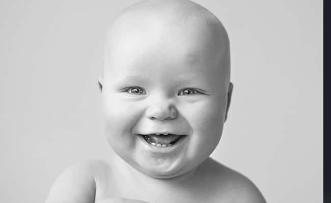 bebek küçük dişlerini gösteriyor