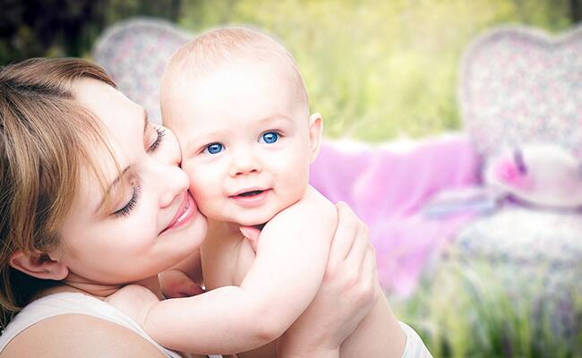 anne küçük bebeğine sarılıyor