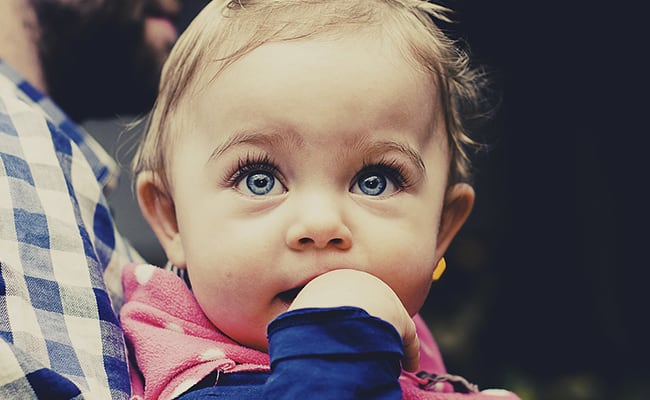 bebek mavi gözlerini gösteriyor