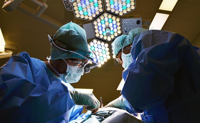 ameliyat gerçekleştiren doktorlar