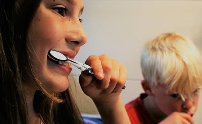 anne ve oğlu colgate ile dişlerini fırçalıyor