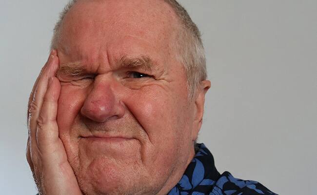 Diş ağrısından dolayı yüzünü tutan adamlar